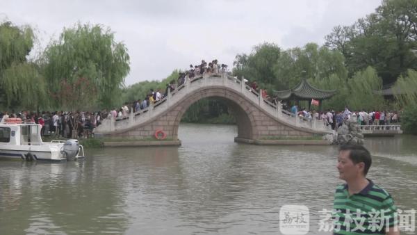 各大景点人气旺，爱国主题成主流 游客：美景中感受爱国情怀