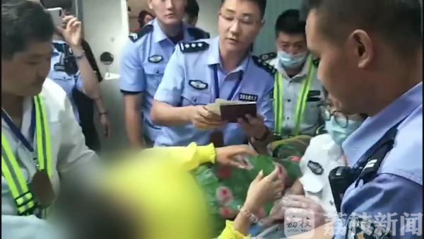 受伤旅客乘机入境 边检民警开通绿色通道