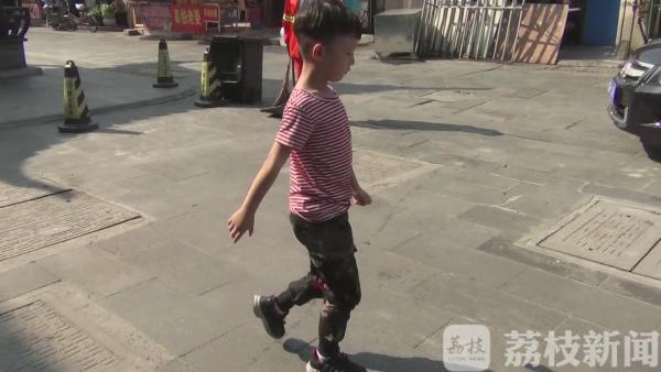 7岁男孩捡到钱包 拾金不昧寻找失主