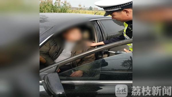 男子无证醉驾逃逸 刚逃一公里被抓获