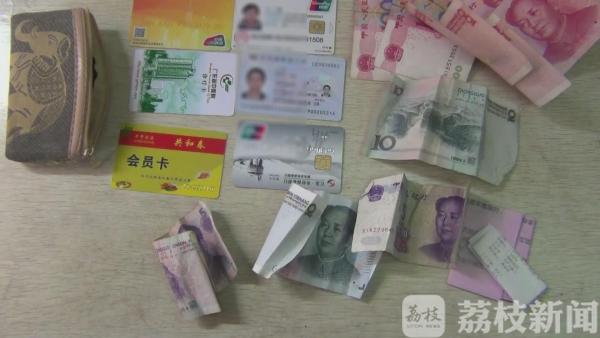 7岁男孩捡到钱包 拾金不昧寻找失主