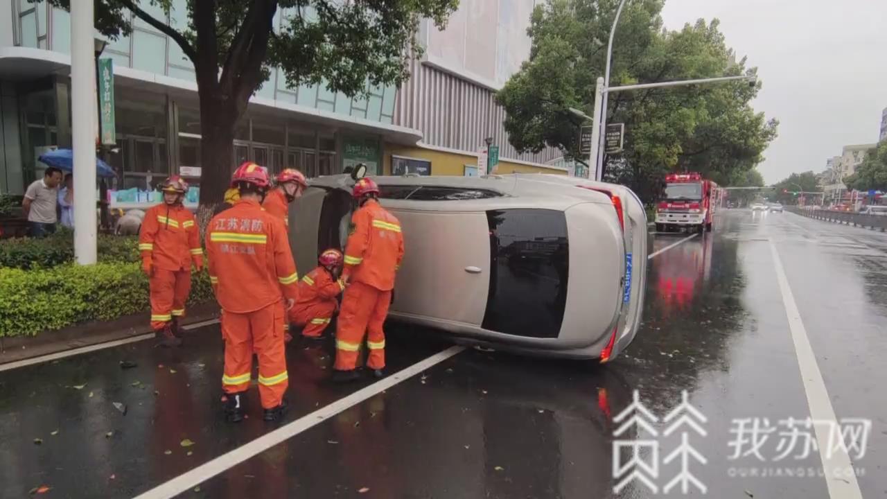 「」消防架梯救援 雨天车辆侧翻