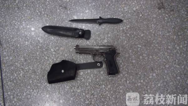 车辆携带仿真枪和匕首 驾驶员:防身用