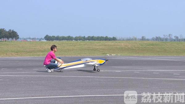 第四届苏州航空模型公开赛举行 300多名航模高手一较高下