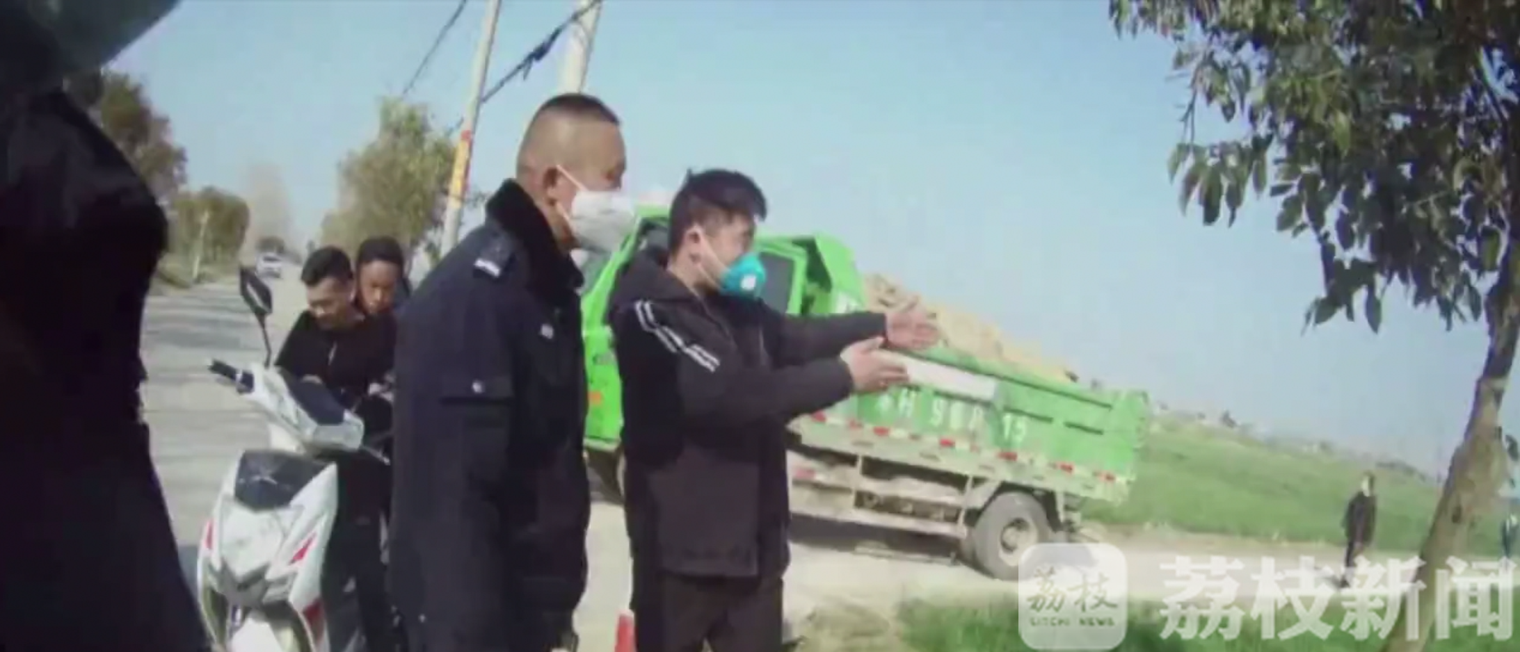 #女厕所#民警到场男子竟躲进女厕所 酒后会车滋事