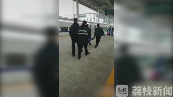 暖心！火车上旅客突发疾病 民警及时救助