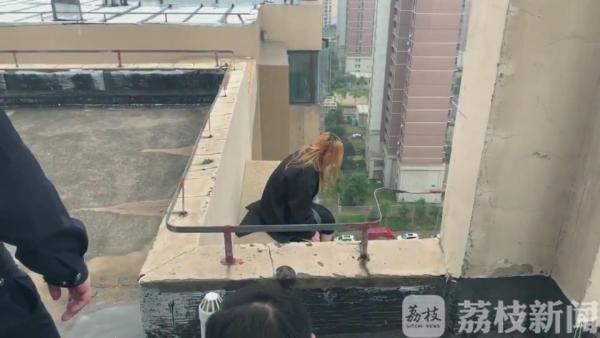 女子18楼欲轻生 消防员一把救下