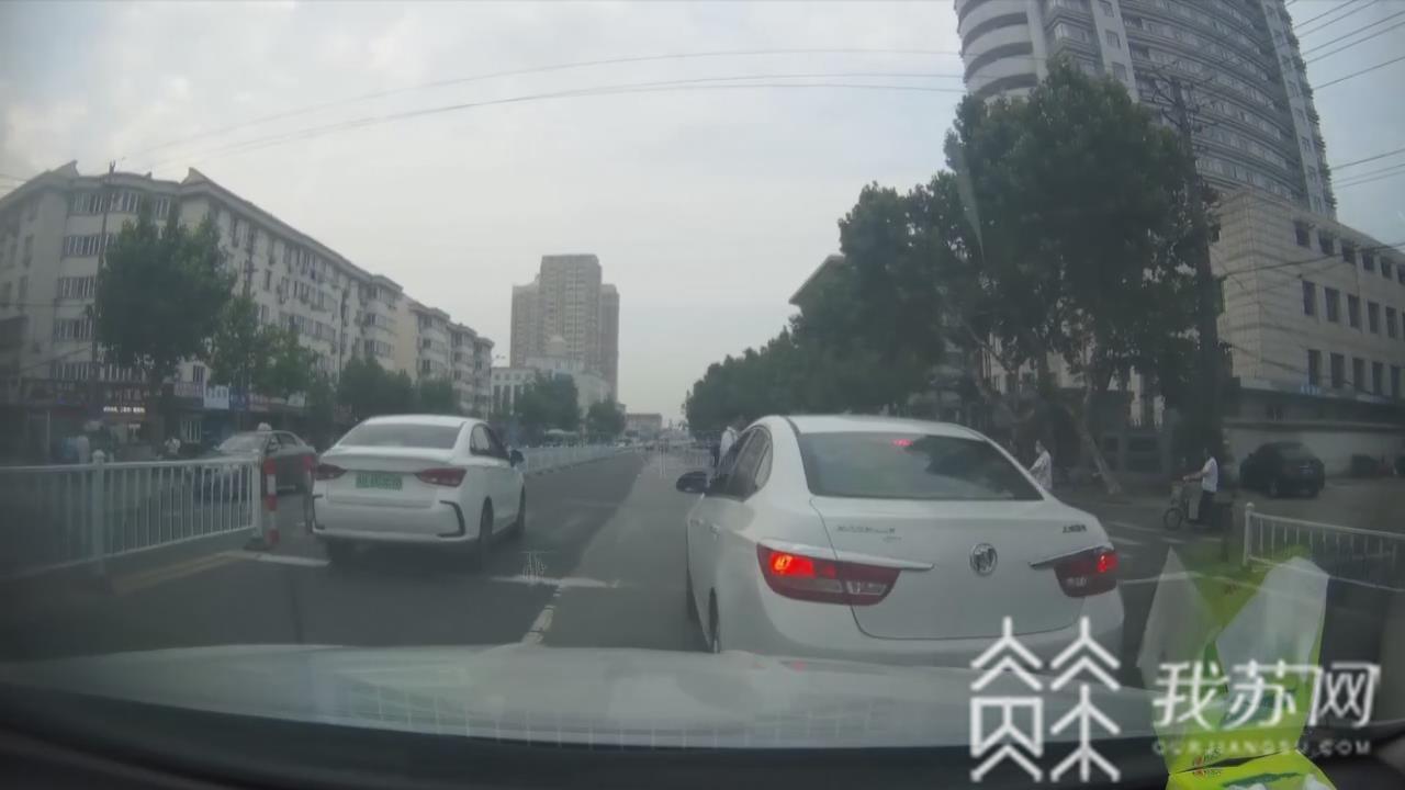 『加塞』变道抢行撞伤两女子 男子加塞不成变“路怒”