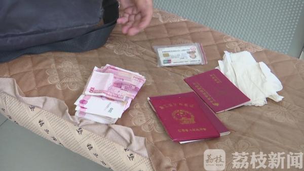 九千元现金落公交车  驾驶员及时交还失主