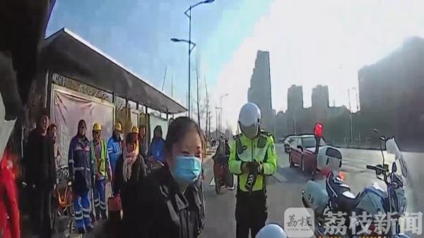 男子公交站台突发病 众人合力施救