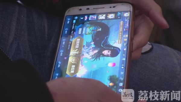 10岁男孩拿妈妈手机“盗刷”9000多元玩游戏