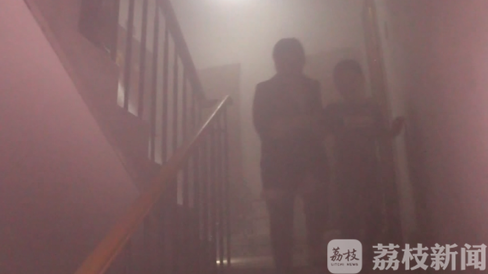 「消防员」消防员大喊：你不要命啦 户主要进火场拿手机