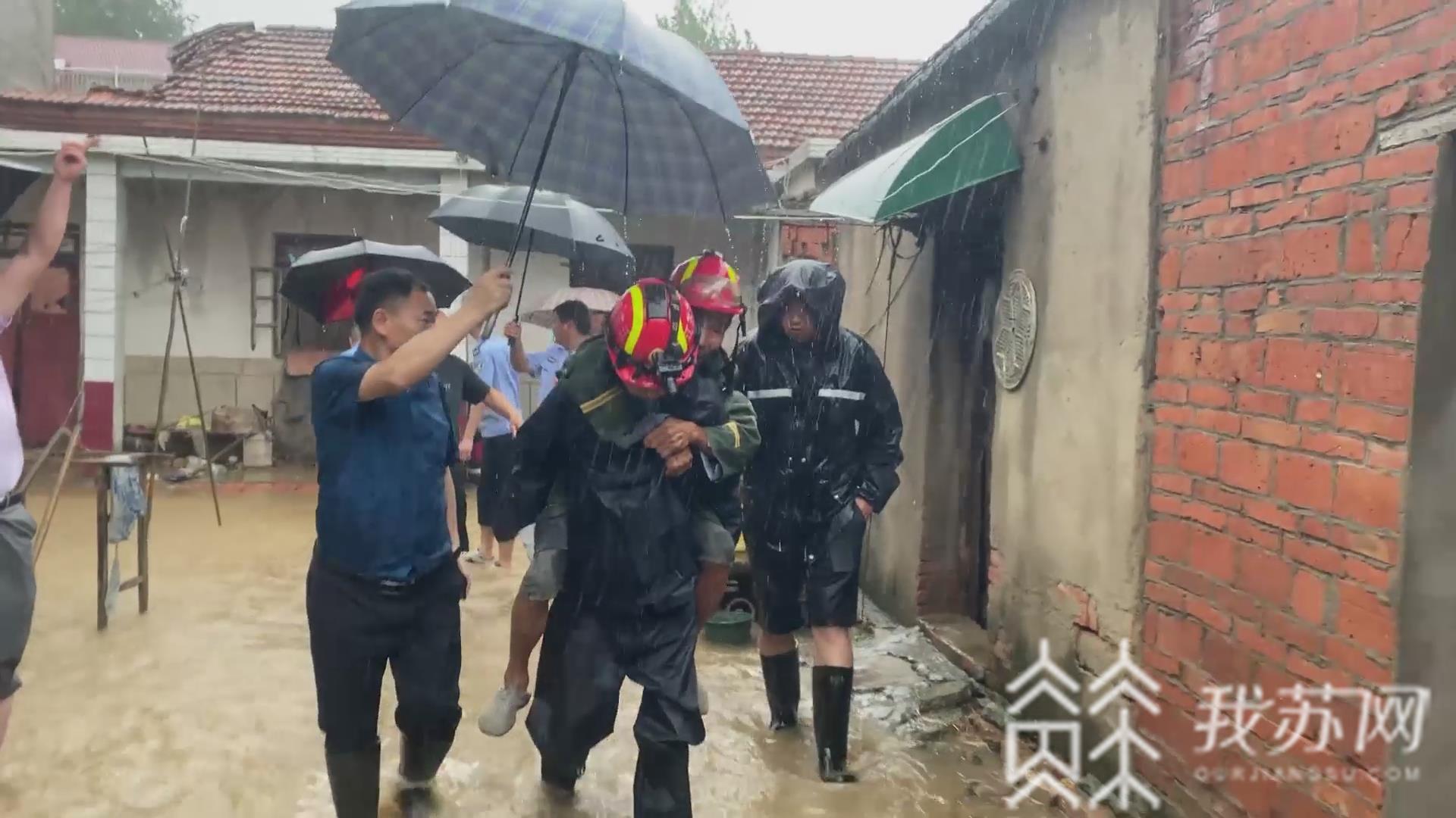 老人:消防救出被困老人 连云港:强降雨致房屋坍塌