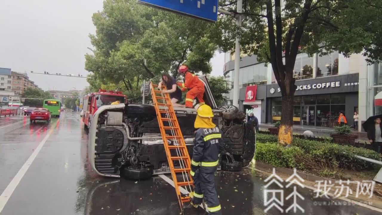 「」消防架梯救援 雨天车辆侧翻