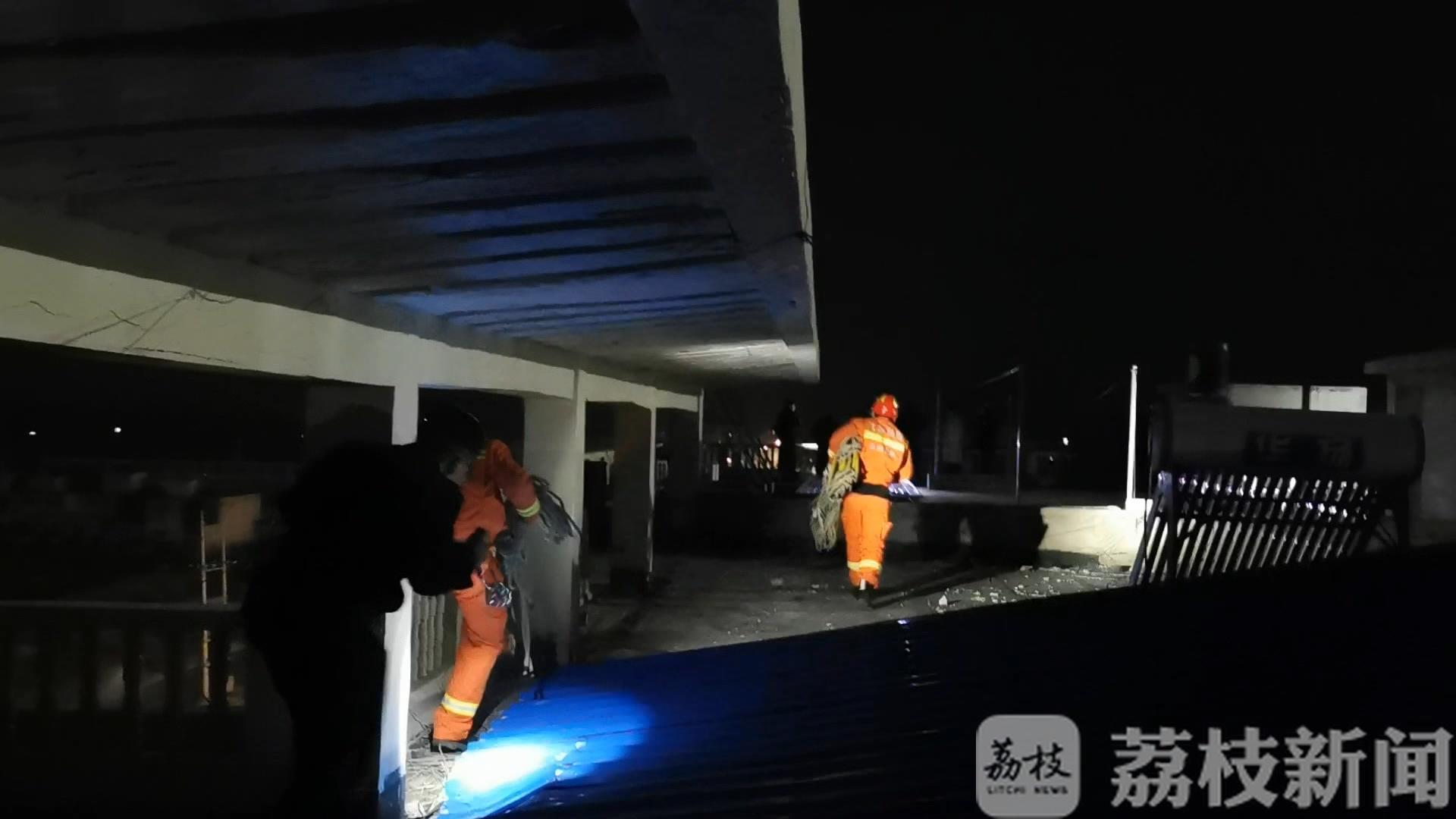 天台■不慎坠落3楼天台 15岁女孩5楼天台拍夜景