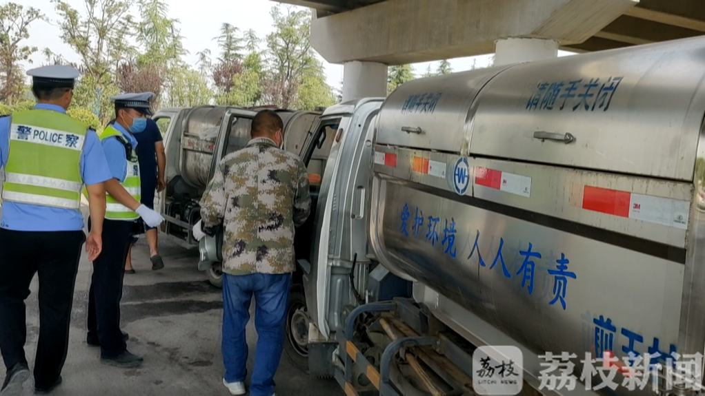 【逆行】交警一查发现号牌都没装 两辆垃圾车组团逆行