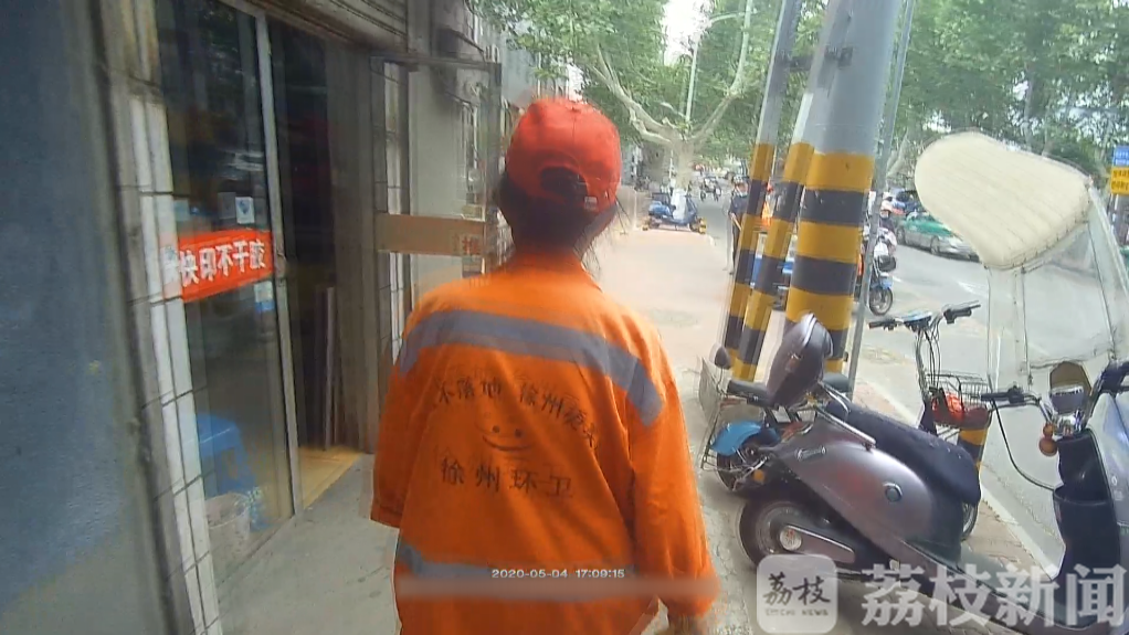 [环卫工]民警勘查竟是乌龙一场 7旬环卫工老人报警钱被盗