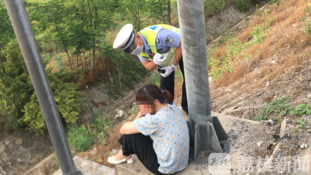 交警■男子竟把妻子丢在了高速上 因琐事吵架