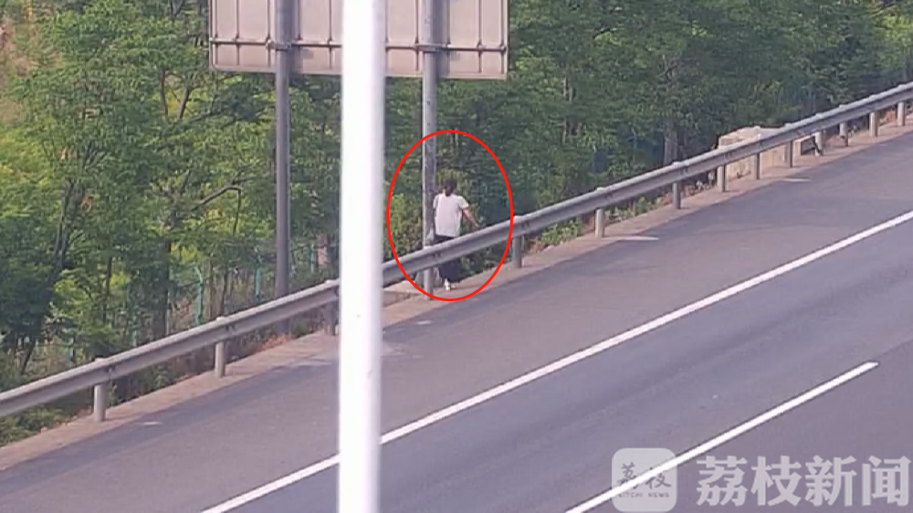 交警■男子竟把妻子丢在了高速上 因琐事吵架