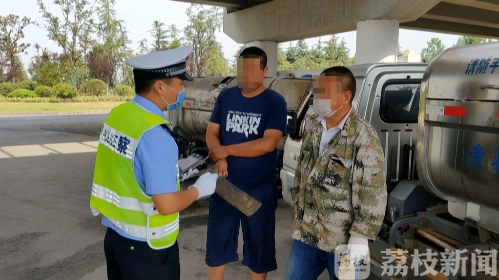 【逆行】交警一查发现号牌都没装 两辆垃圾车组团逆行