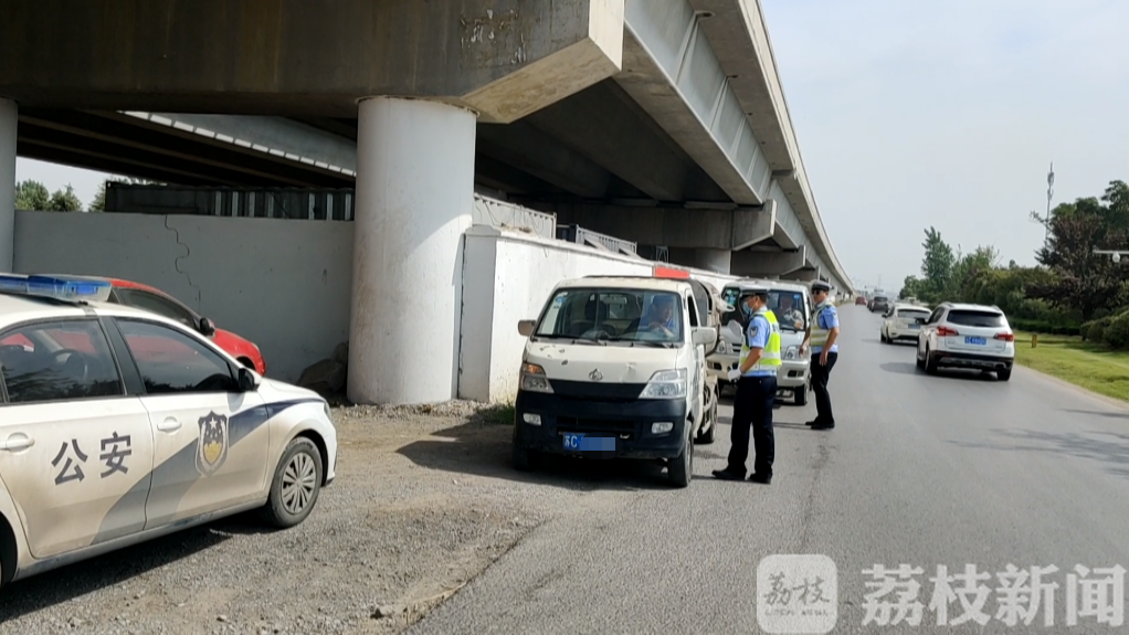 【逆行】交警一查发现号牌都没装 两辆垃圾车组团逆行