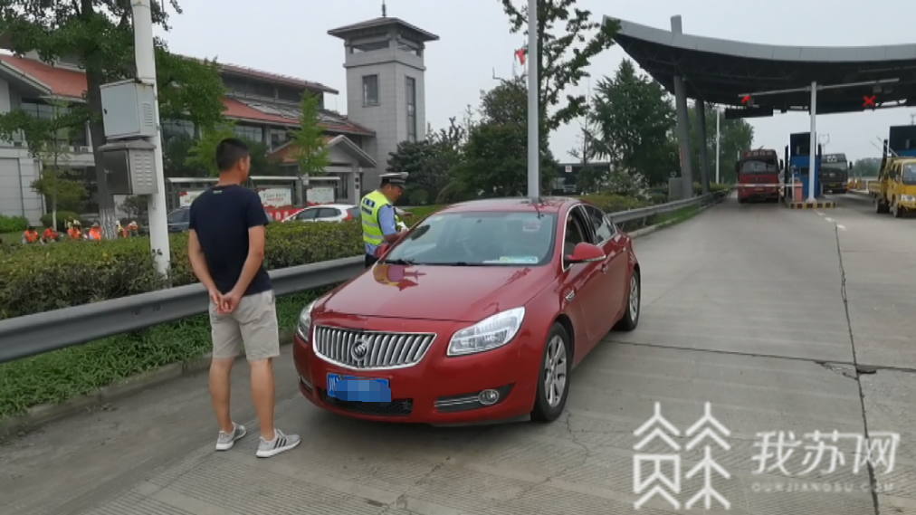 无证■结果二人双双被罚 心虚!俩男子收费站前换座位