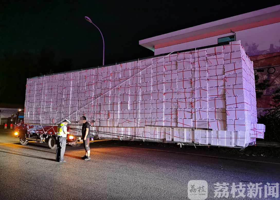 「超长」货物竟超出车身三倍多 小货车变“巨无霸”