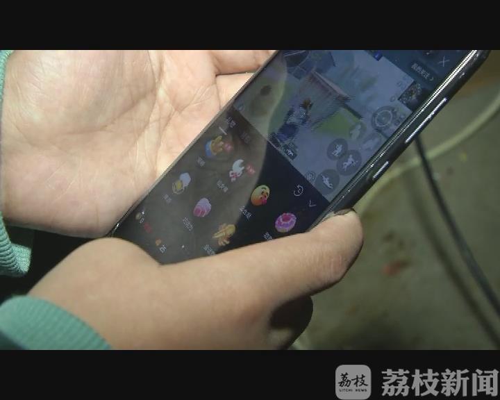 [孩子]家长究竟该咋办？ “熊孩子”打赏主播充钱游戏