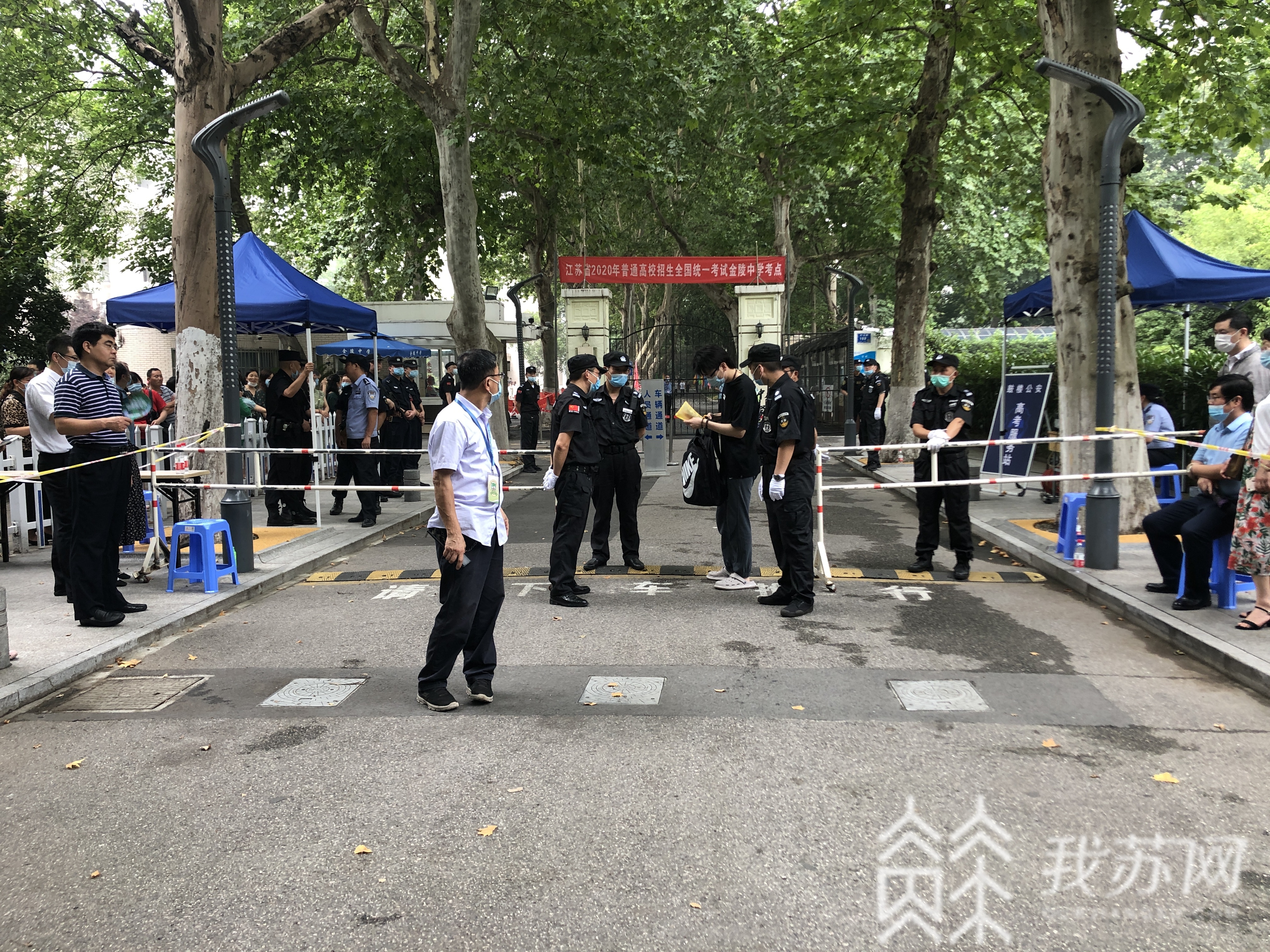 [高考]“花式”送考继续上演 高考第二天：英语科目开考