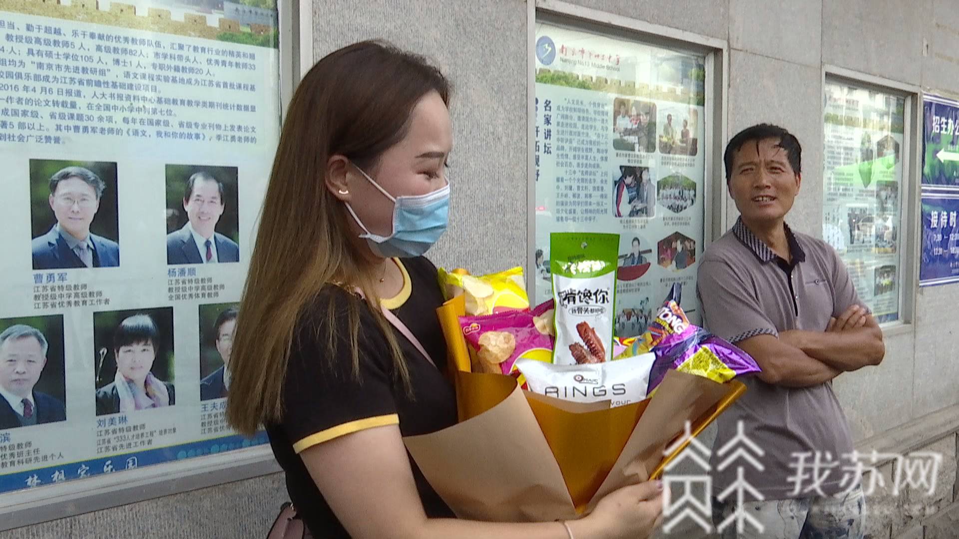 高考■鲜花、蛋糕……高考结束，考场外这一幕幕很暖心……