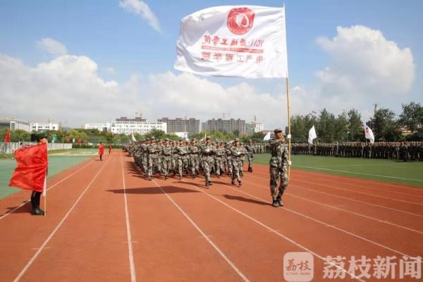 壮观！ “爱国三问”响彻军训汇报会场 5400多名新生集体“示爱”