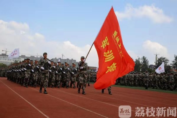 壮观！ “爱国三问”响彻军训汇报会场 5400多名新生集体“示爱”