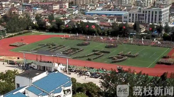 壮观！ “爱国三问”响彻军训汇报会场 5400多名新生集体“示爱”