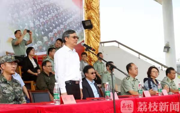 壮观！ “爱国三问”响彻军训汇报会场 5400多名新生集体“示爱”