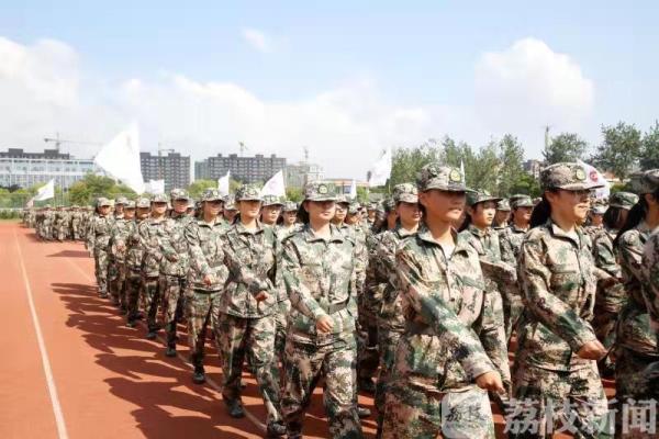 壮观！ “爱国三问”响彻军训汇报会场 5400多名新生集体“示爱”