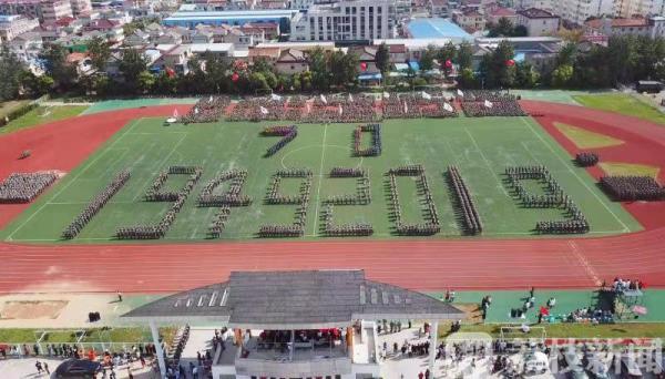 壮观！ “爱国三问”响彻军训汇报会场 5400多名新生集体“示爱”