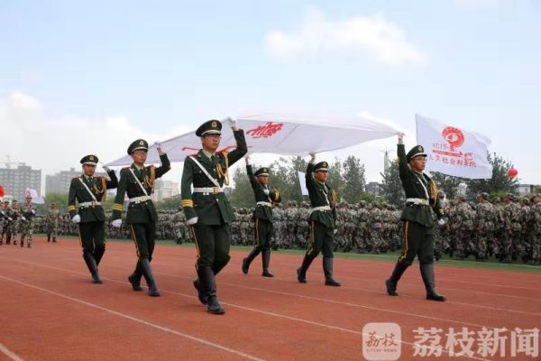 壮观！ “爱国三问”响彻军训汇报会场 5400多名新生集体“示爱”