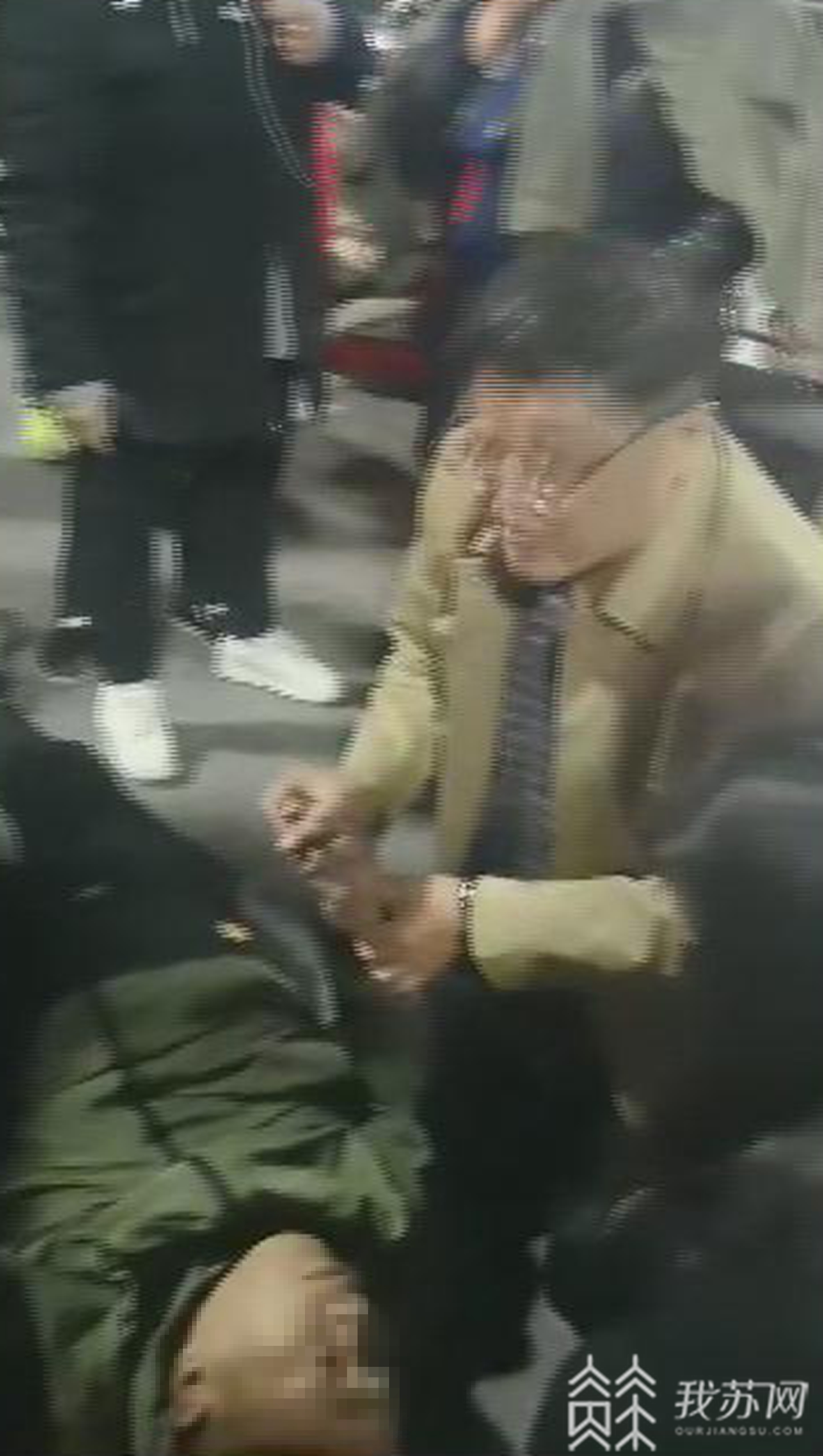 「跪地救人」跪地救人获点赞援湖北医生路遇车祸