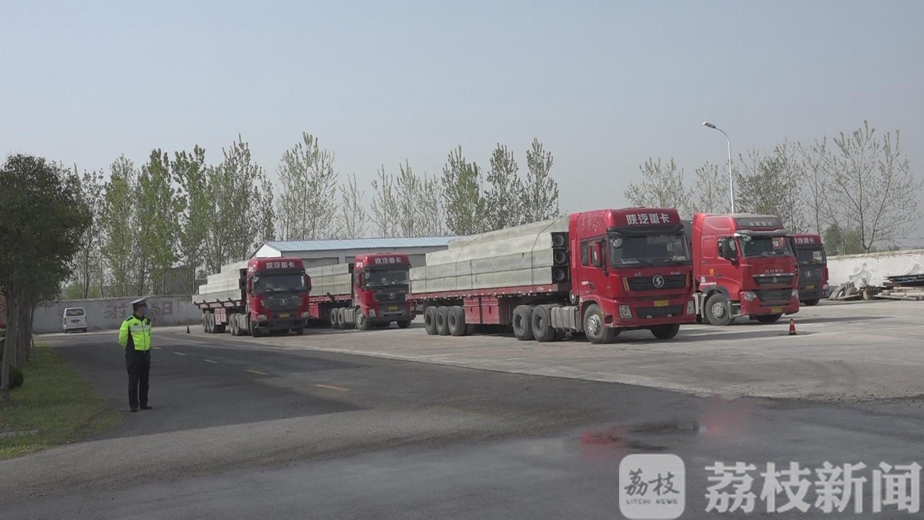 「超载」 一夜查获七辆“百吨王”射阳交警交管联手治超