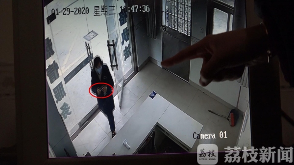 射阳：心疼防控一线民警  市民丢下千元慰问金