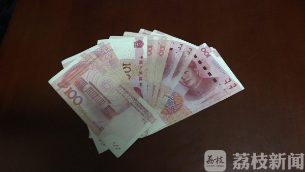 射阳：心疼防控一线民警  市民丢下千元慰问金