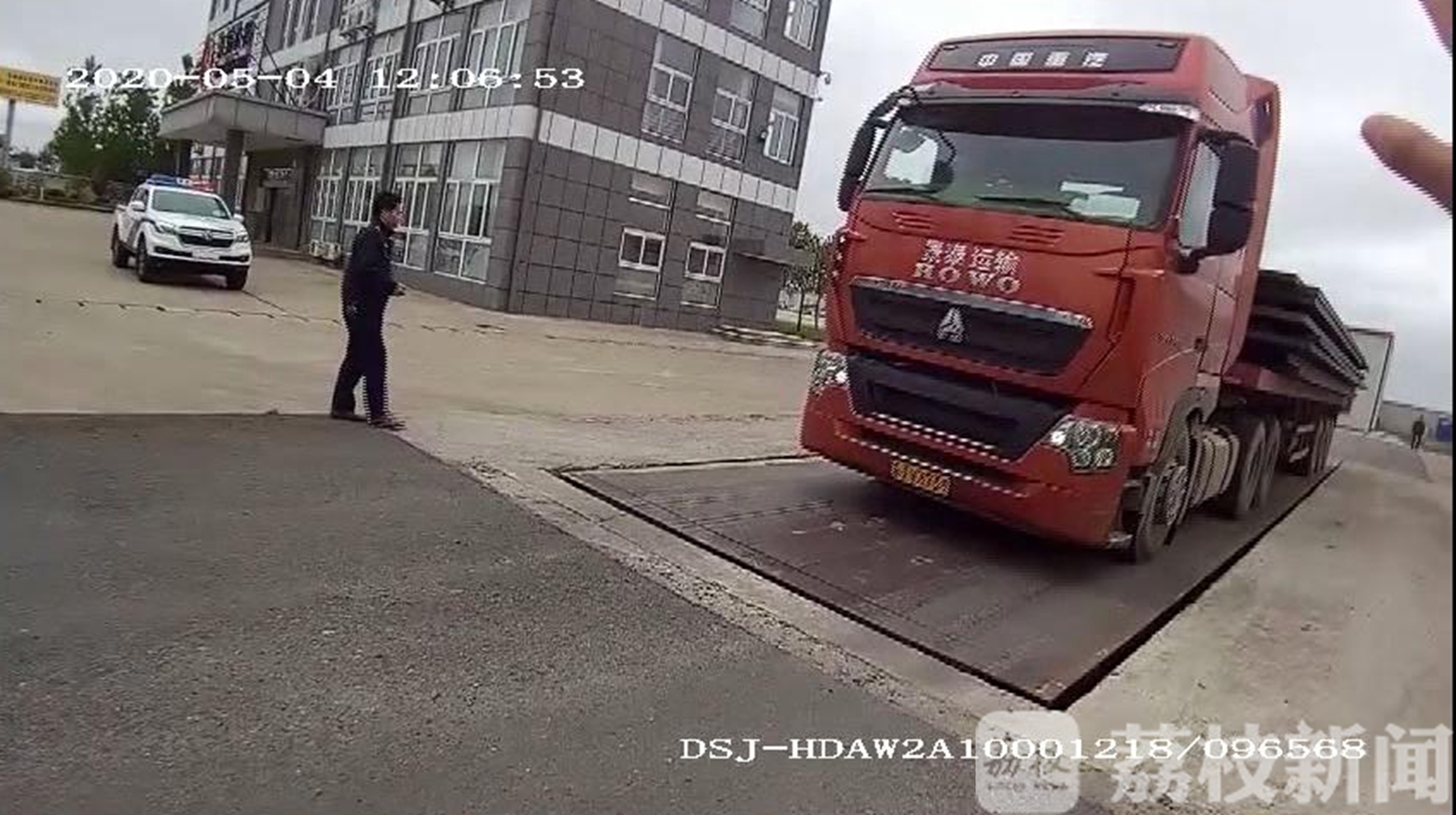 『』 检测地磅直接爆表半挂货车超载500%