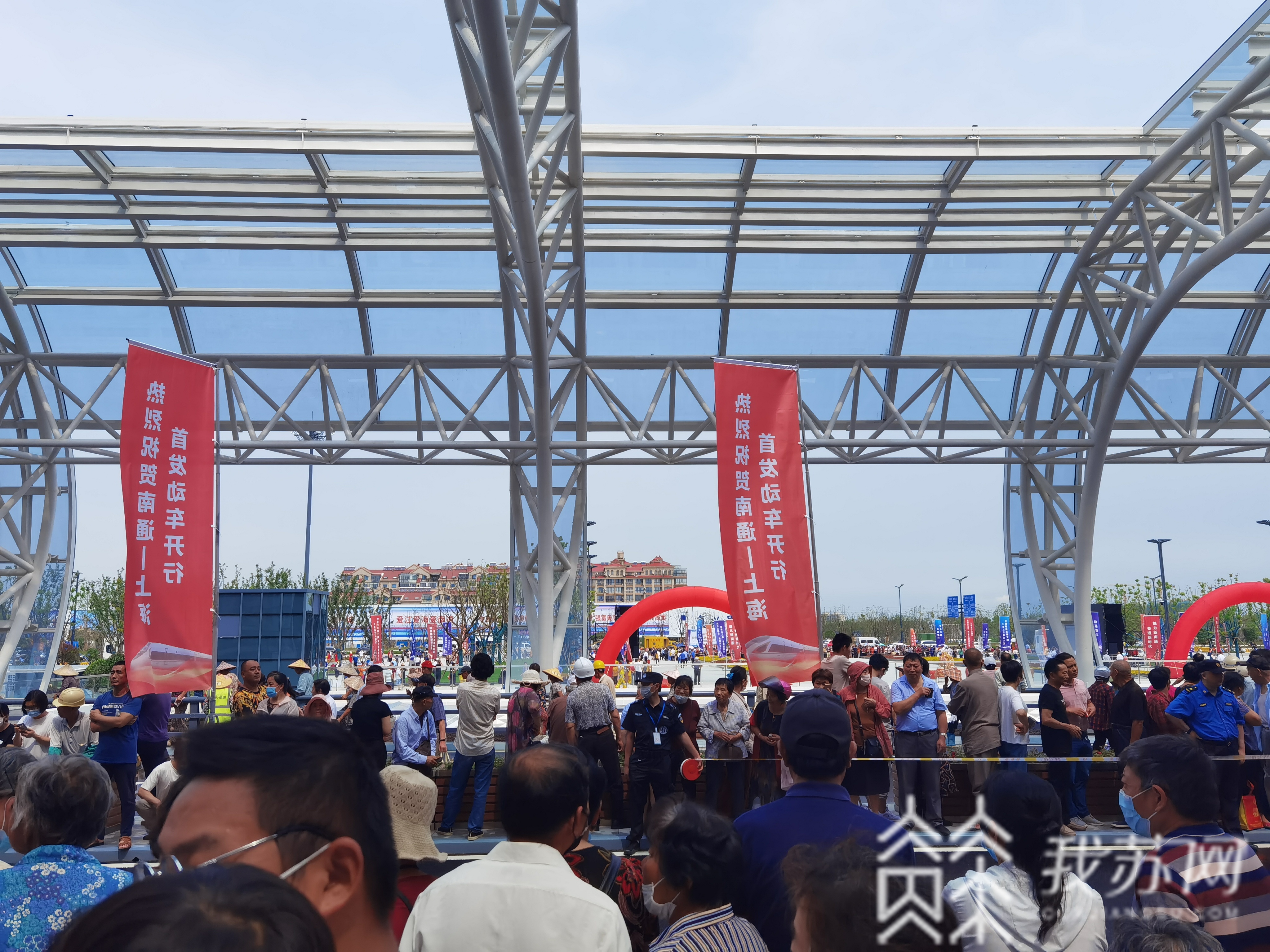 南通■市民“尝鲜”体验 南通—上海首班车开通