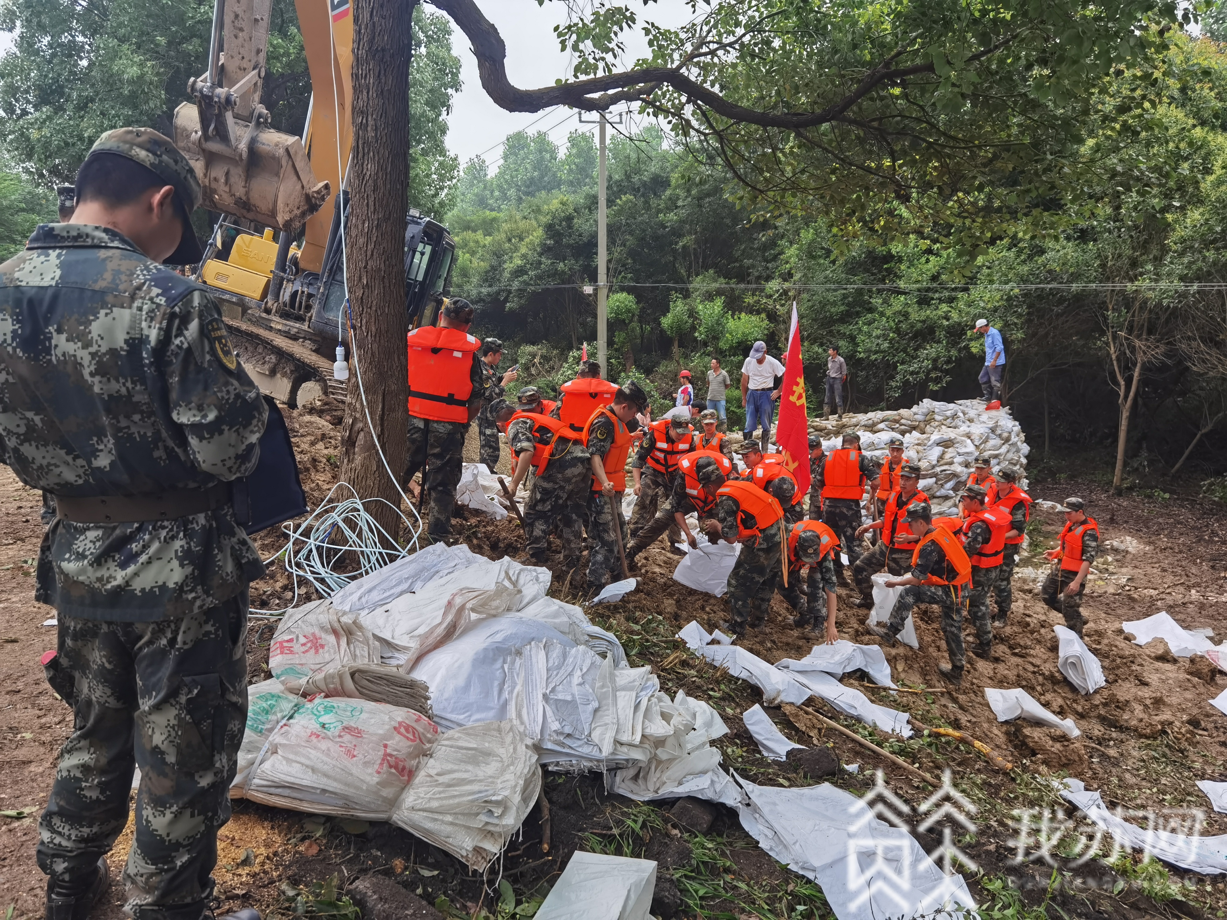 抢险：抢险正在进行…… 仪征青山镇河坝渗漏