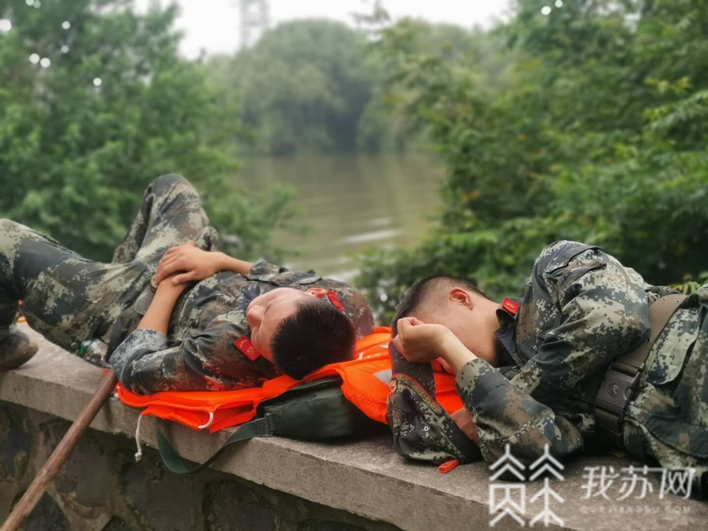 抢险：抢险正在进行…… 仪征青山镇河坝渗漏