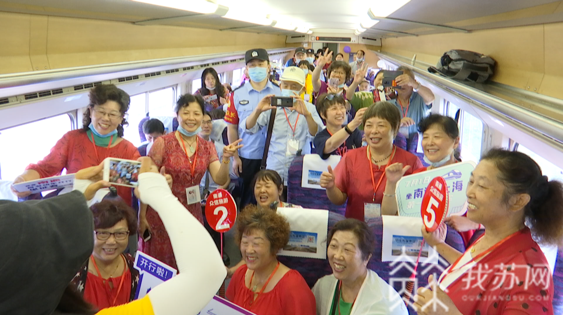 南通■市民“尝鲜”体验 南通—上海首班车开通