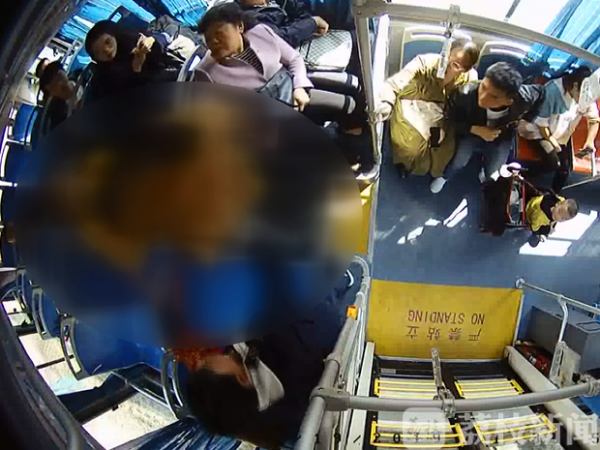 开关车窗起纠纷，公交车上演“全武行”