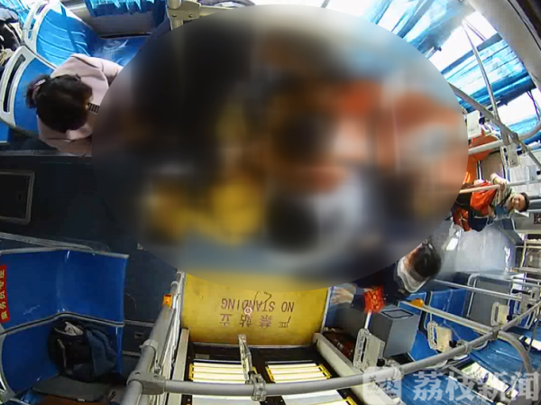 开关车窗起纠纷，公交车上演“全武行”