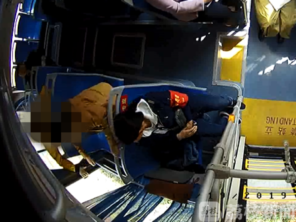 开关车窗起纠纷，公交车上演“全武行”