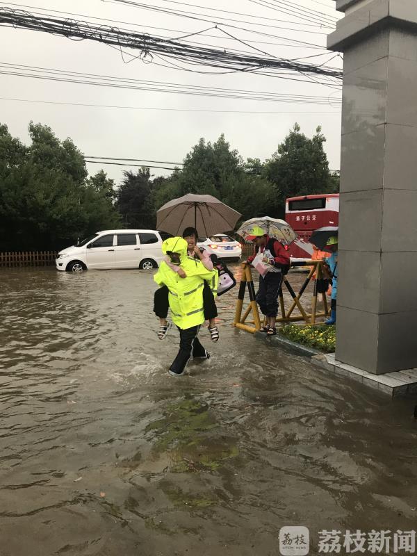 民警■雨一直下,暖心救助不停歇……南京这些时刻让人感动!